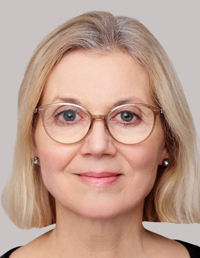 Viele Fotografen halten es für unter ihrer Würde, biometrische Passbilder zu erstellen. Ich finde, um gute Passfotos zu fotografieren, benötige ich das gleiche Handwerkszeug wie bei jedem anderen Bild. Das fängt an bei richtigem Sitz der Haare, gute Ausleuchtung, usw bis hin zum angenehmen Gesichtsausdruck.